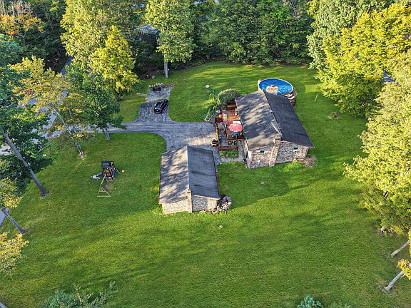3rd image of 467 Buskirk Rd