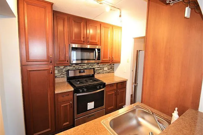 300 W Fullerton Ave — Photo 7