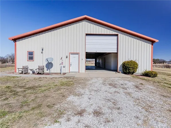 8823 NE Highway Oo, Calhoun, MO 65323