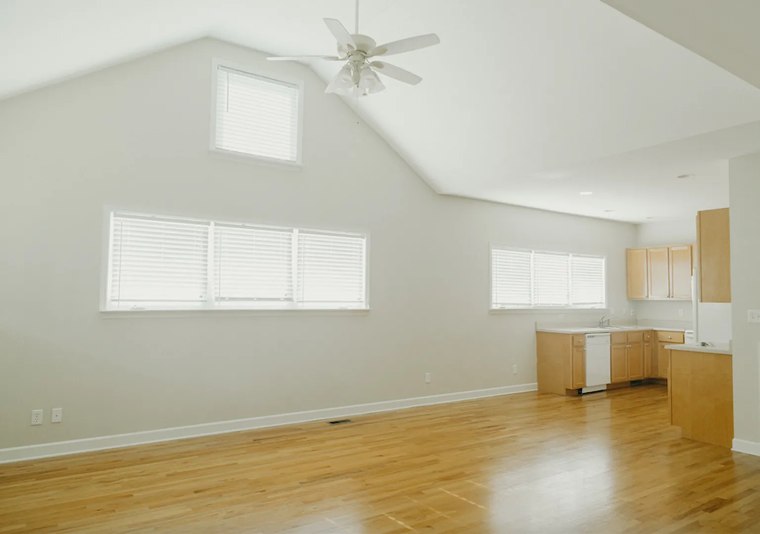 3 Bedroom 2 Bath Home Near St. Elmo — Photo 2
