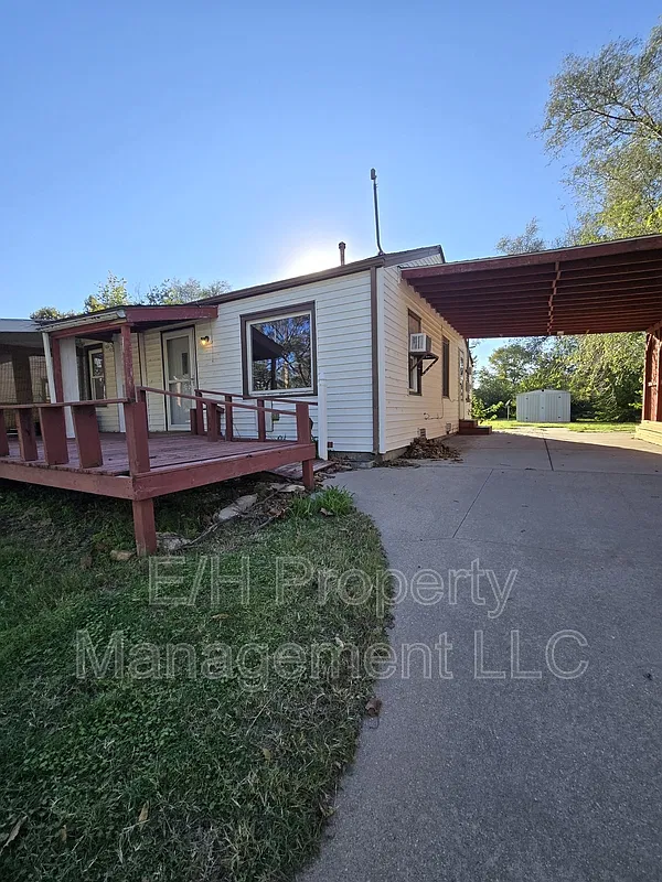 2 bed, 1.0 bath, 770 sqft, $825 — Photo 2