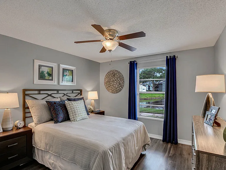 Lakeside Central Apartments — Photo 43