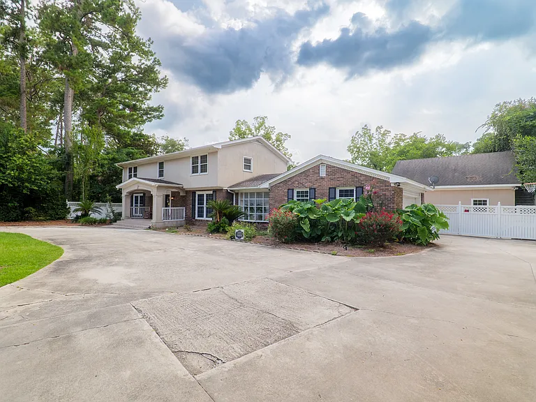 2114 Jerry Jones Dr — Photo 16