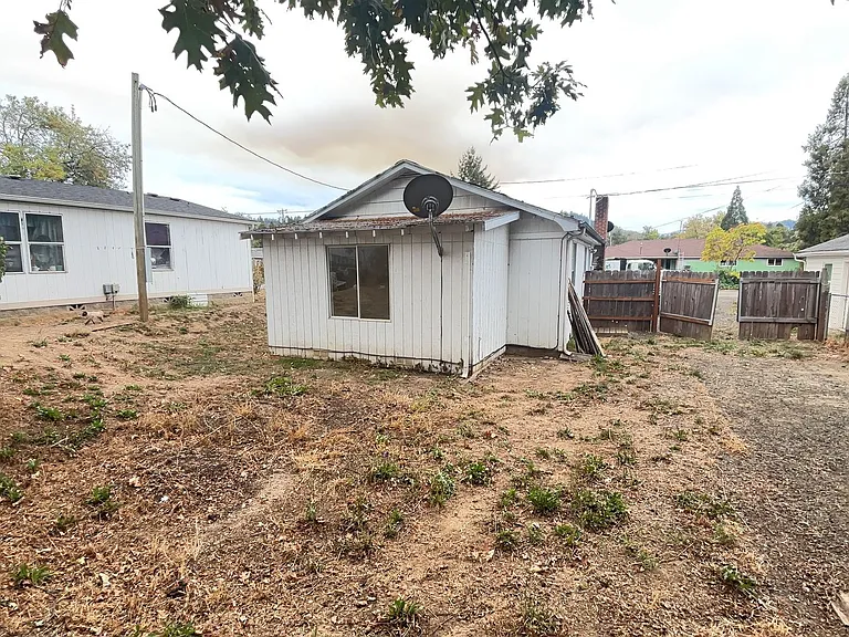 577 NW T St — Photo 20