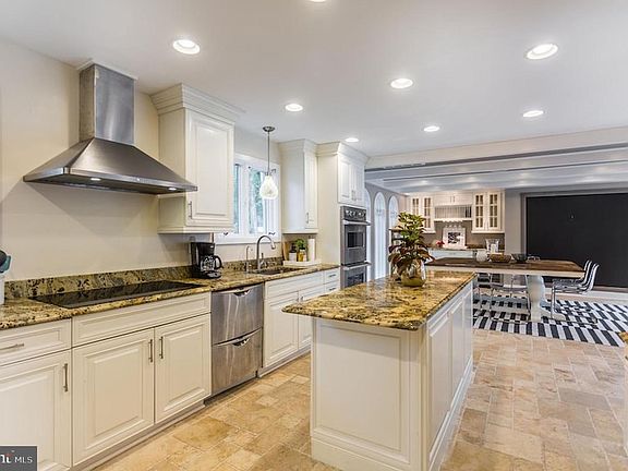 2nd image of 1121 Winding Dr