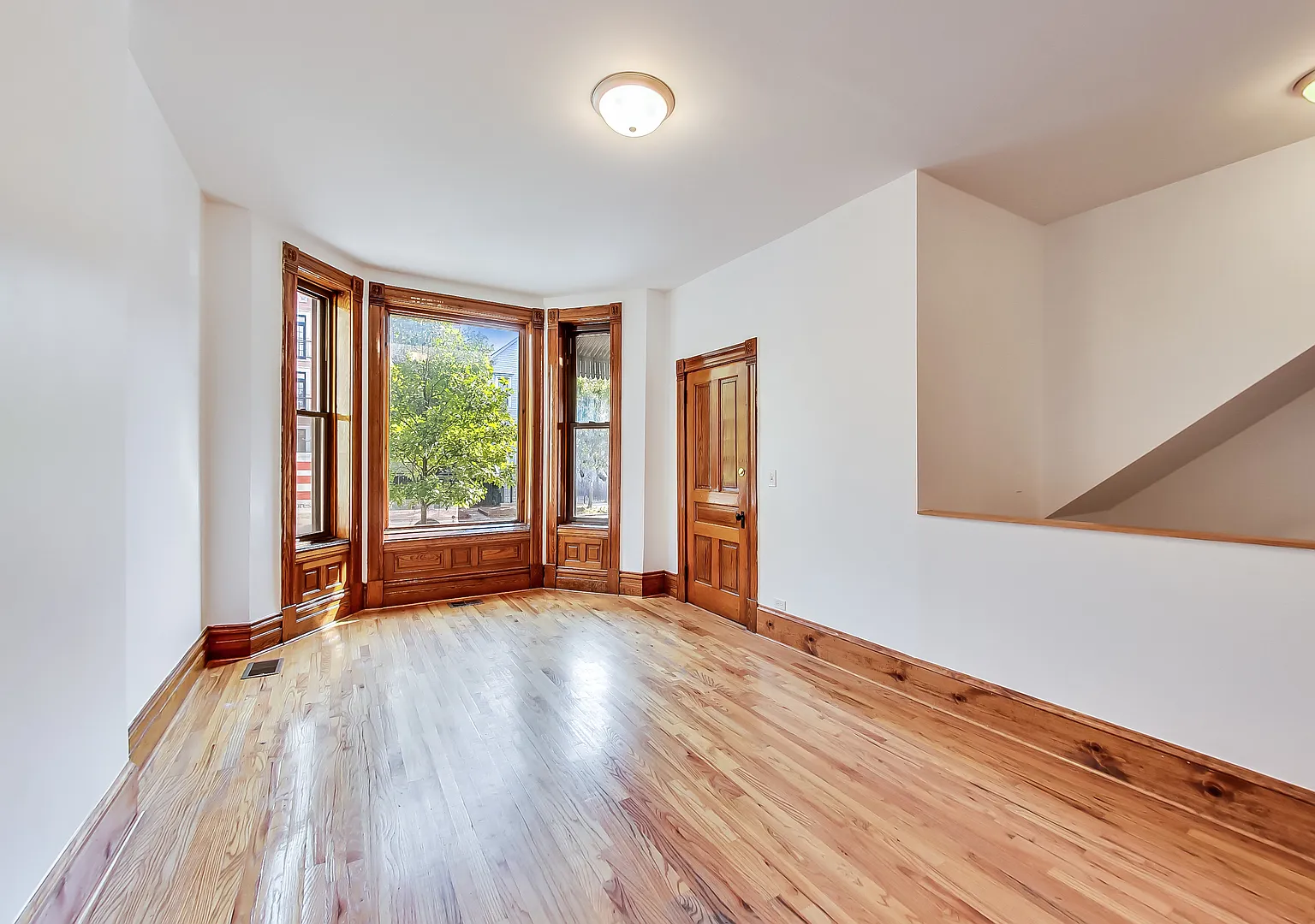 5 bed, 2255 sqft, $4,200 — Photo 4