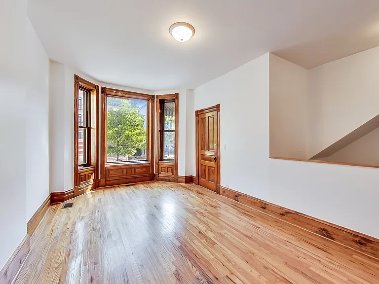 1138 W Addison St #1 — Photo 4