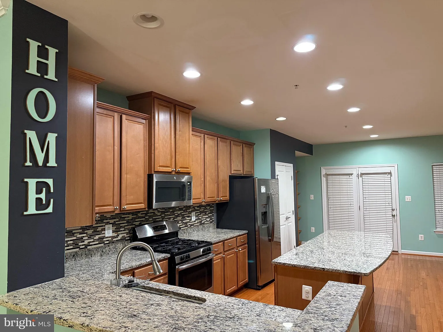 3 bed, 4.0 bath, 2095 sqft, $3,000 — Photo 3
