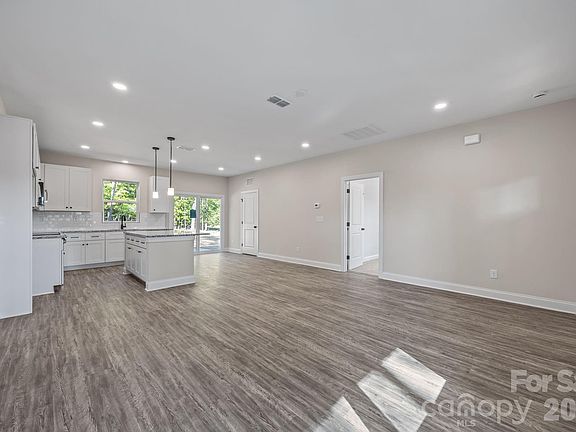 4th image of 820 Bethlehem Rd