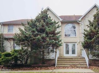 2 Gray Ct, Manalapan, NJ 07726