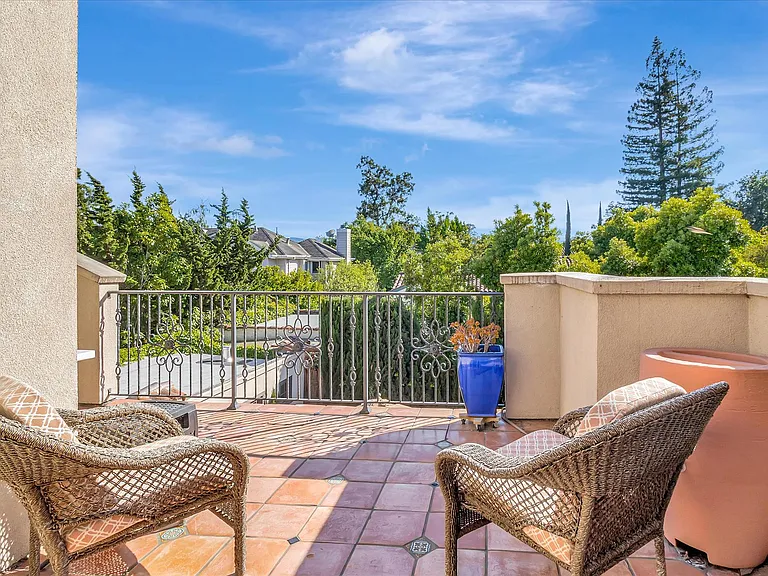 1568 Mariposa Ave — Photo 66