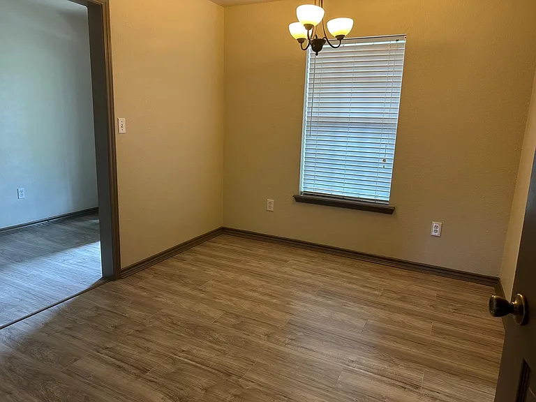 209 Travis St — Photo 5