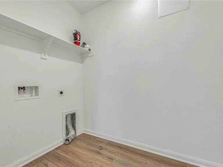 1386 Kingsgate Dr — Photo 19