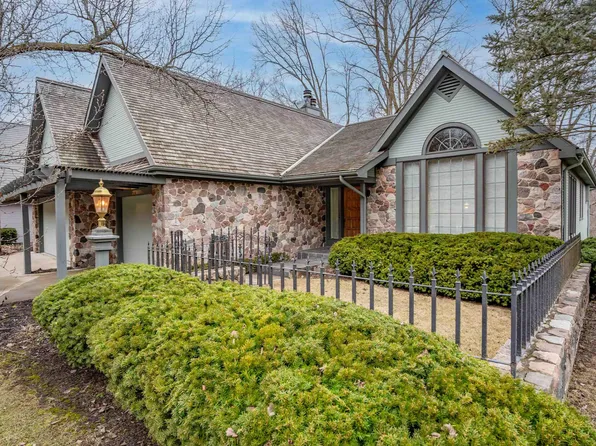 7018 Woodcroft Ln, Fort Wayne, IN 46804