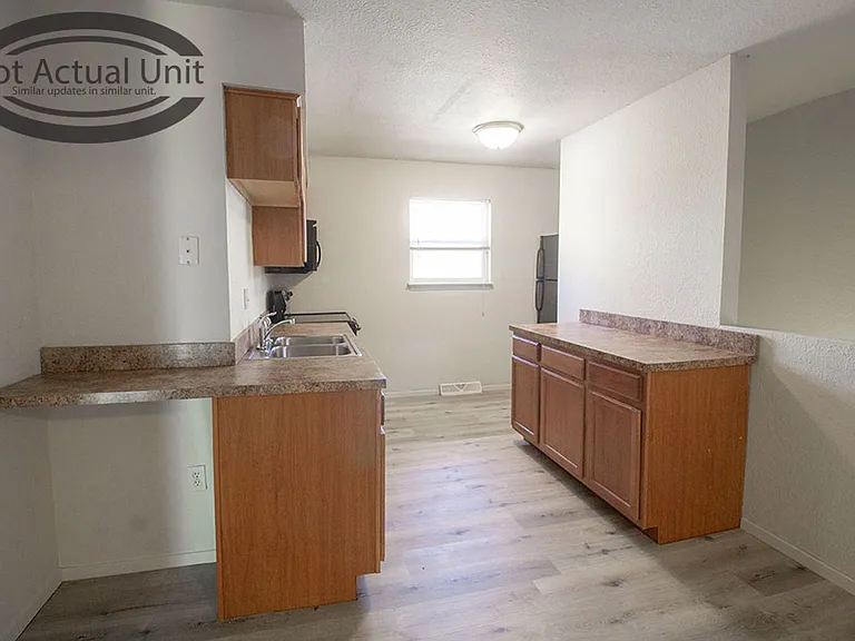 1013 W Ash St — Photo 6