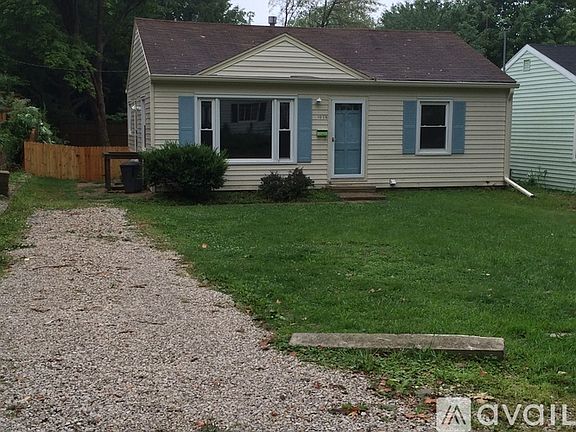 2nd image of 1028 E Maxwell Ln