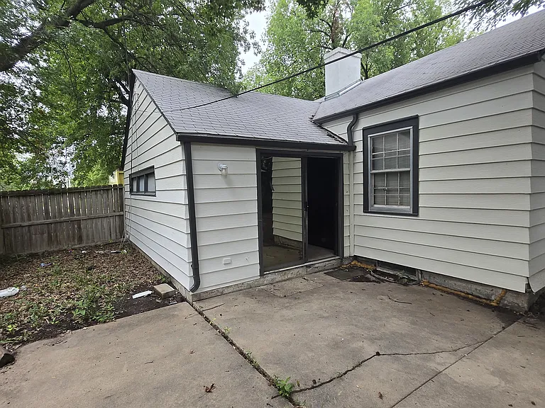 603 S Pershing Ave — Photo 19