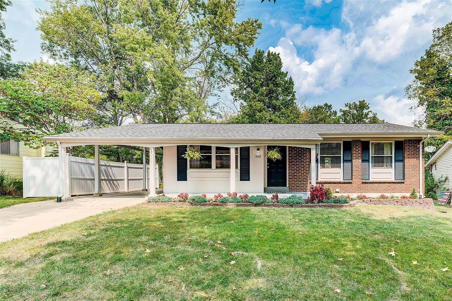 593 Golfwood Dr photo 1