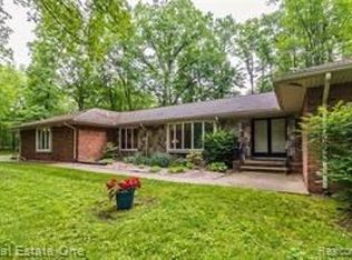 1305 Ford Rd, White Lake, MI 48383