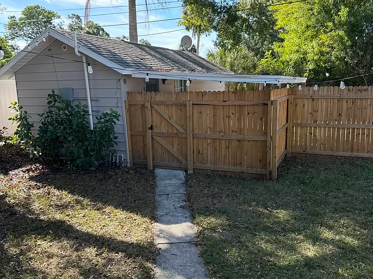 4624 Iris St N — Photo 21