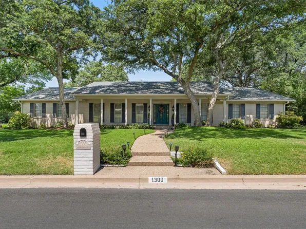 1300 Circlewood Dr, Woodway, TX 76712