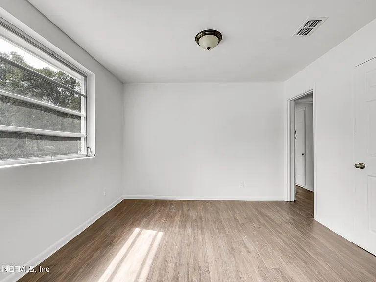 503 W 16th St — Photo 6
