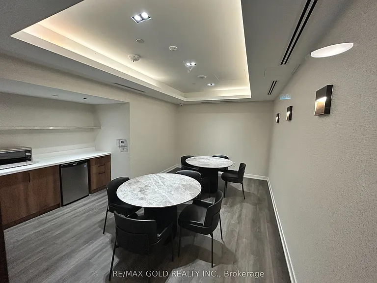 5105 Hurontario St #809 — Photo 37