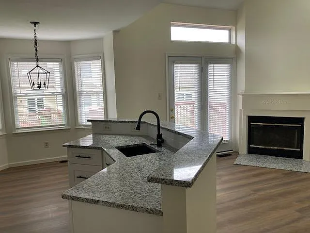 327 Oxford Pl — Photo 5