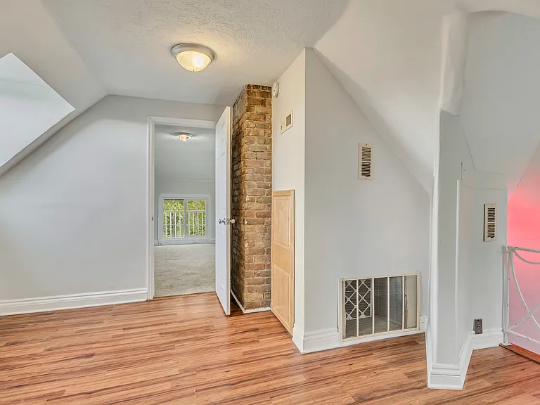1040 E 200 S — Photo 15