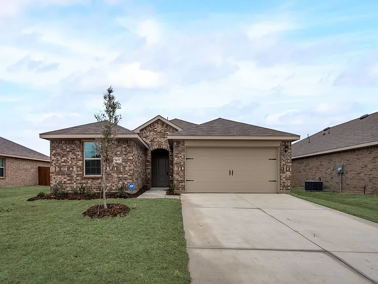 1131 Elijah Way — Photo 3