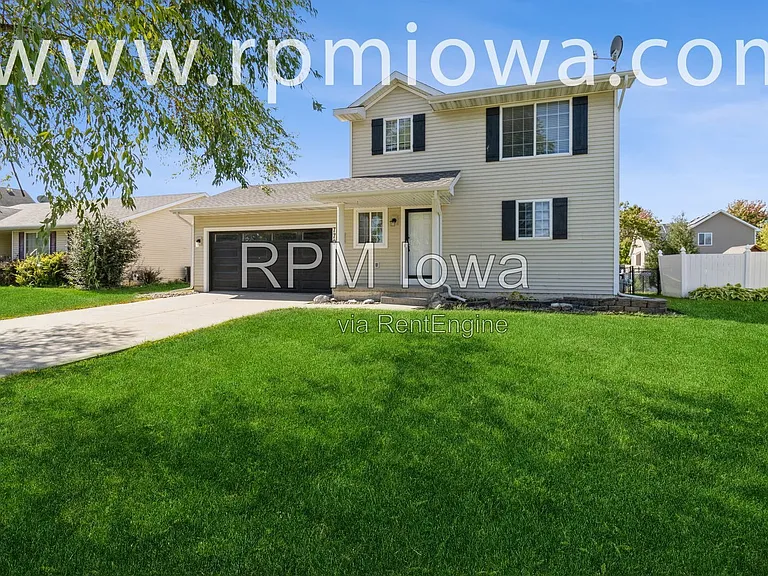 770 SE Harper Dr — Photo 1