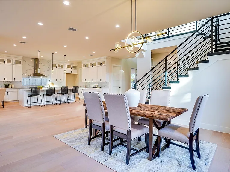 3611 S Versailles Ave — Photo 8