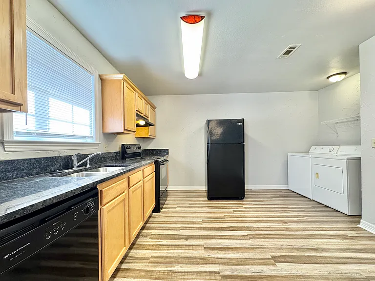 884 W Holly St #12 — Photo 7