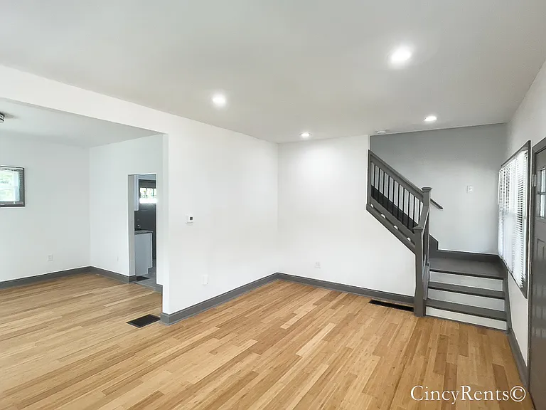 3335 Hewitt Crescent St — Photo 5