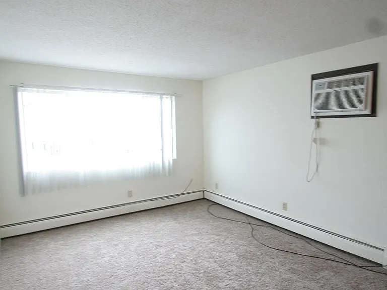 302 6th St SW #201 — Photo 4