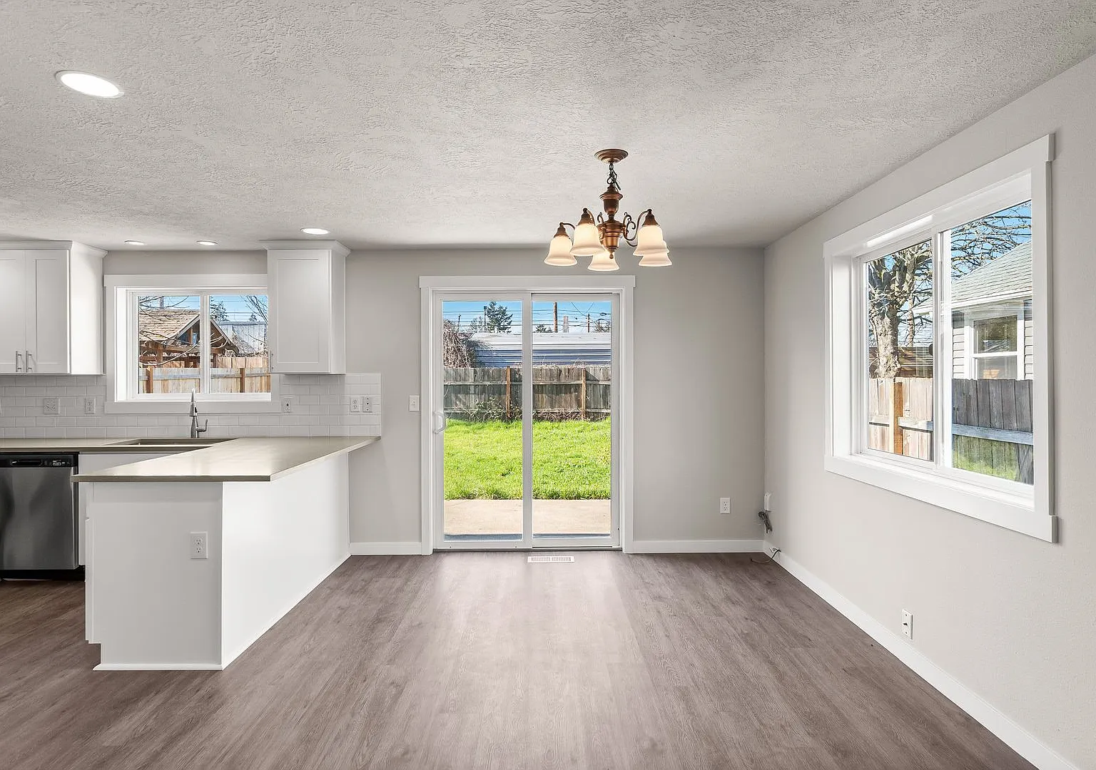 Fully Remodeled 3 Bedroom Home in Mt Scott Neighborhood — Photo 4