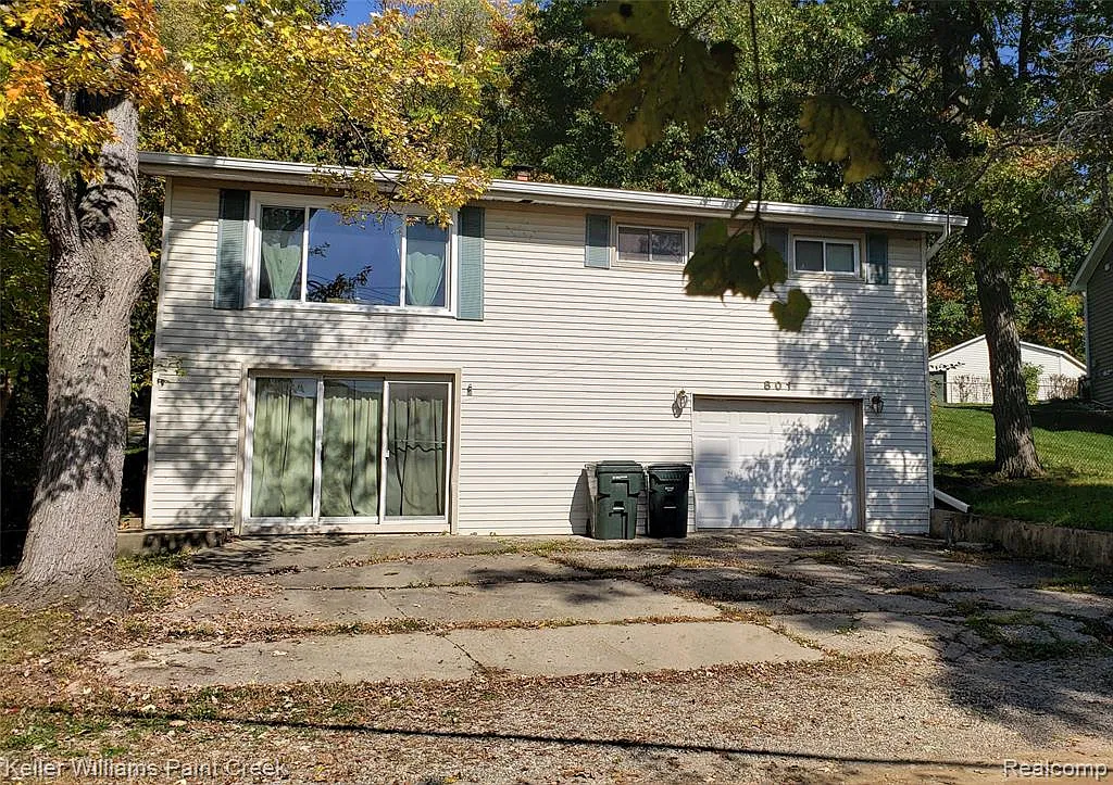 3 bed, 1.5 bath, 1692 sqft, $1,900 — Photo 1