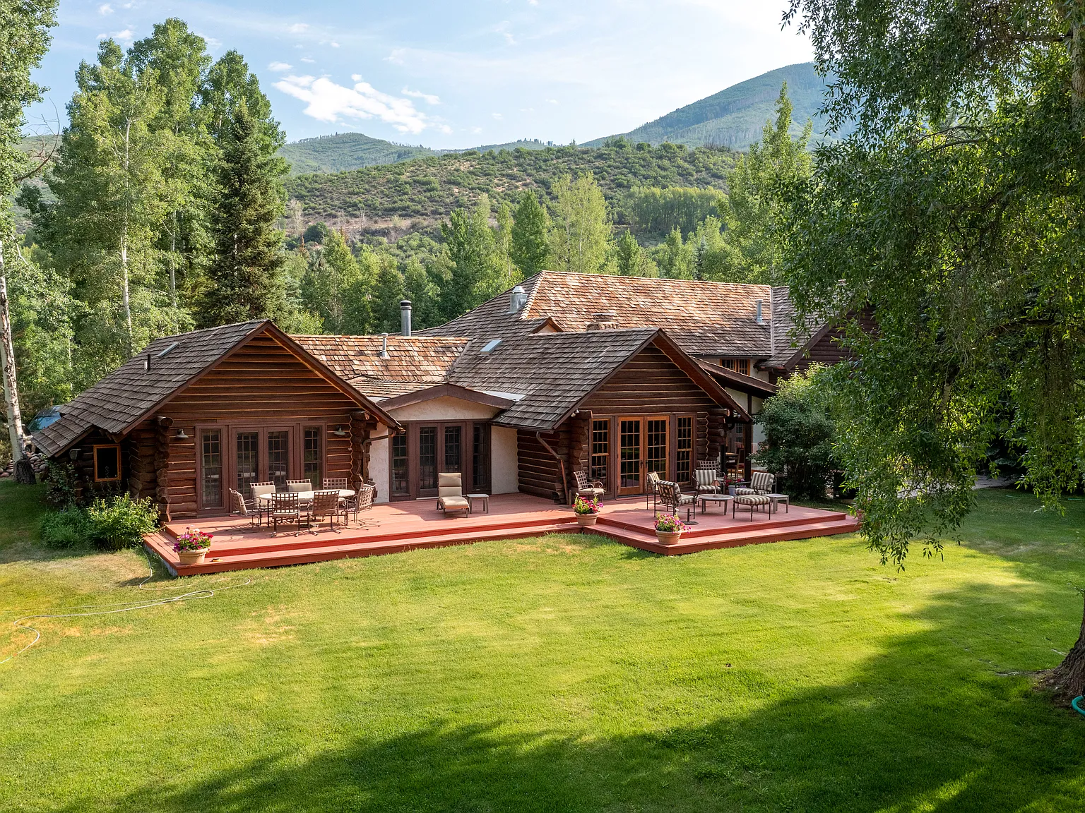 6 bed, 6112 sqft, $40,000 — Photo 2