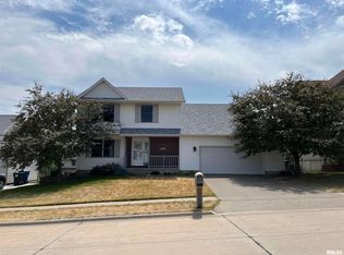 6212 Hillandale Rd, Davenport, IA 52806
