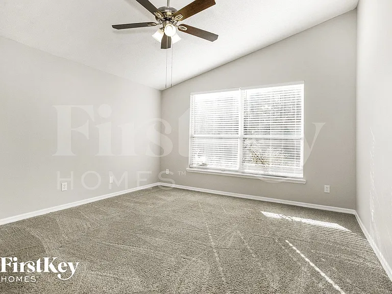1689 Austin Ln — Photo 9