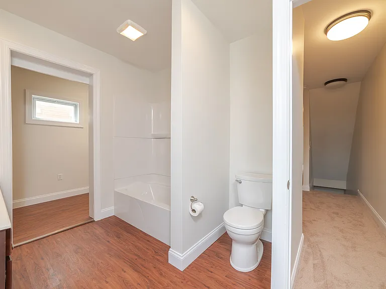 570 W Louther St — Photo 9