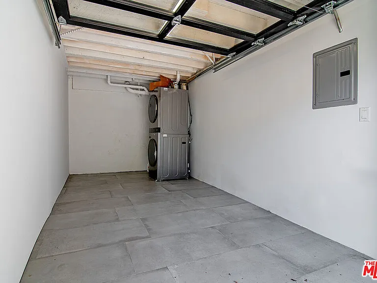 2553 1/2 Glen Green St — Photo 29