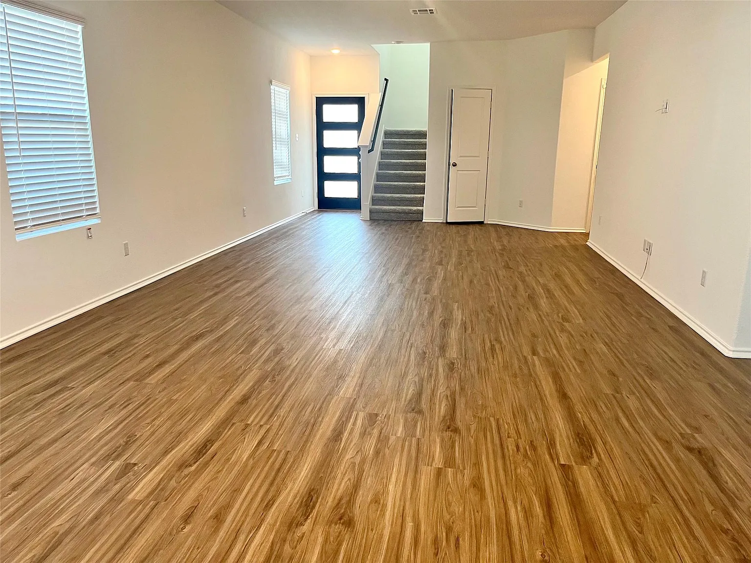 4 bed, 3.5 bath, 2477 sqft, $2,350 — Photo 2