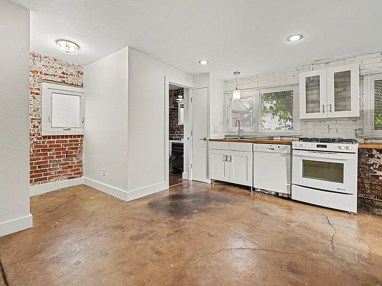 1301 S Lincoln St #B — Photo 3
