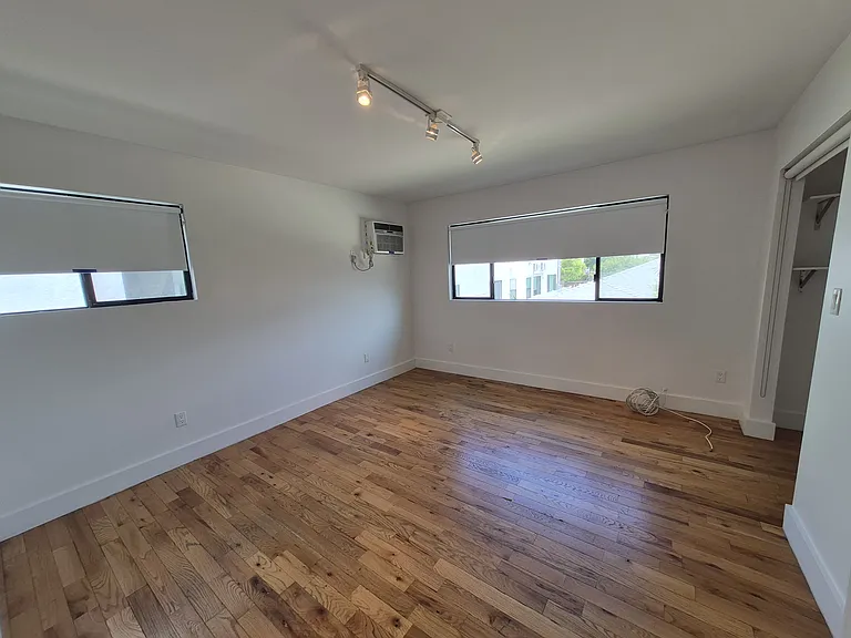 4418 Burns Ave #1/2 — Photo 10