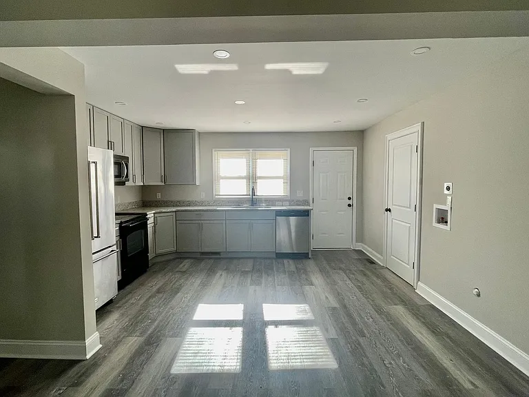115 S Oak St — Photo 6