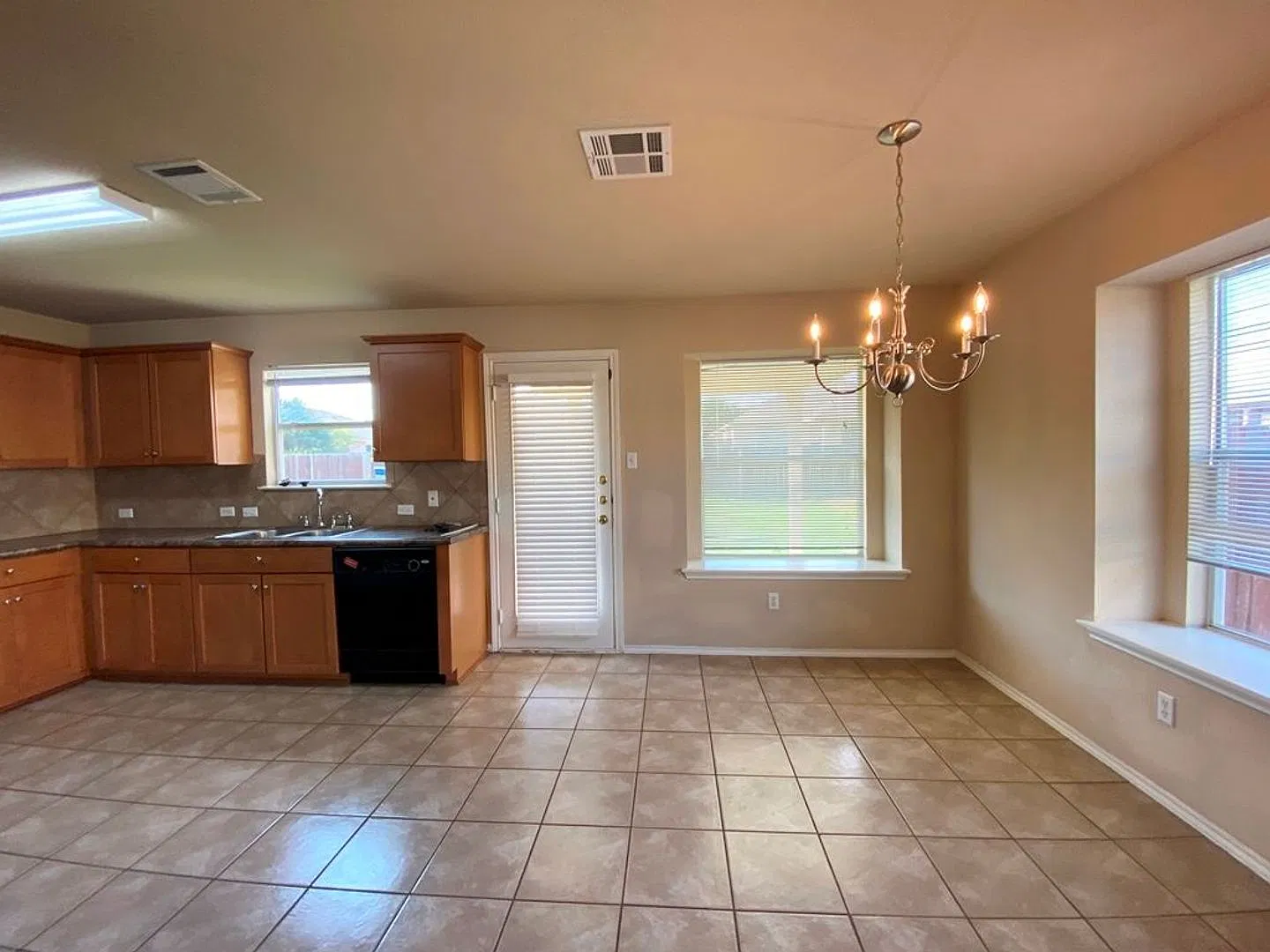 3 bedroom home with open floor plan available in Benbrook Ranch! — Photo 4