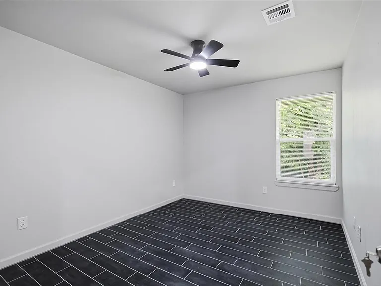 2302 E Sycamore Dr — Photo 14