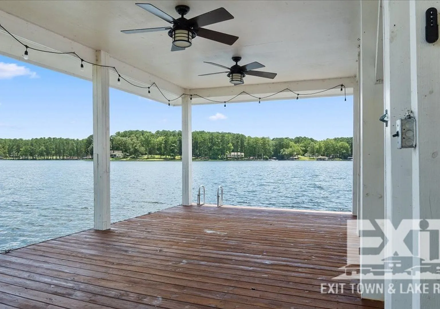 Gorgeous Waterfront Property with 4 Bedrooms, 3 Bathrooms in Dogwood Acres! — Photo 3