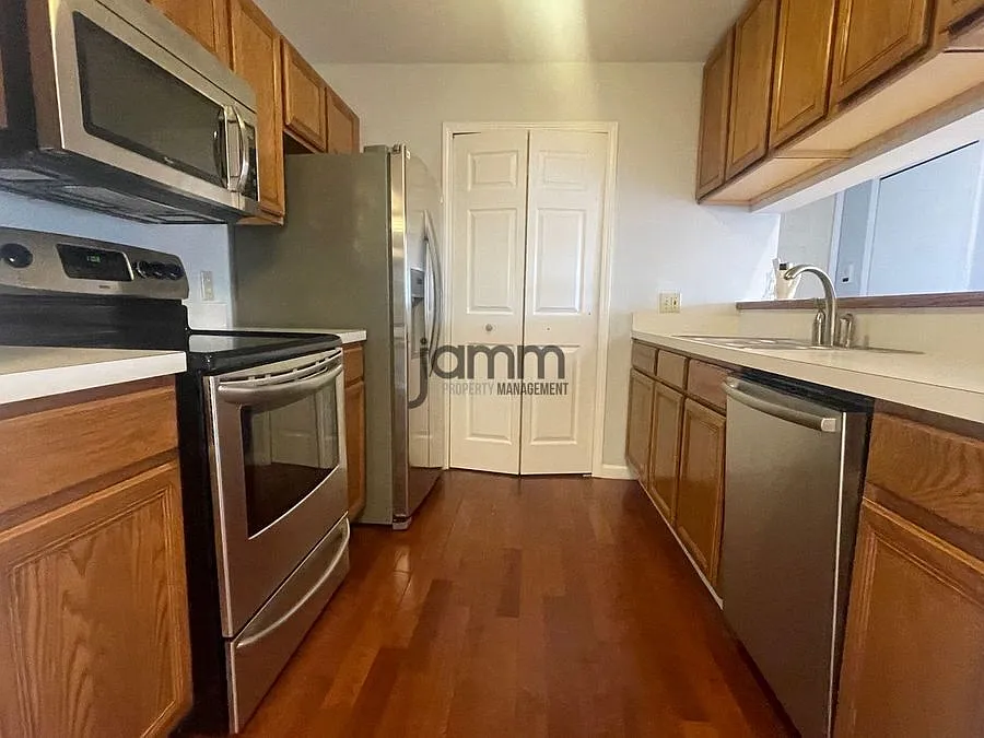 Broadview Heights: Stunning 2-Bedroom 2- FULL Bathroom Apartment — Photo 2